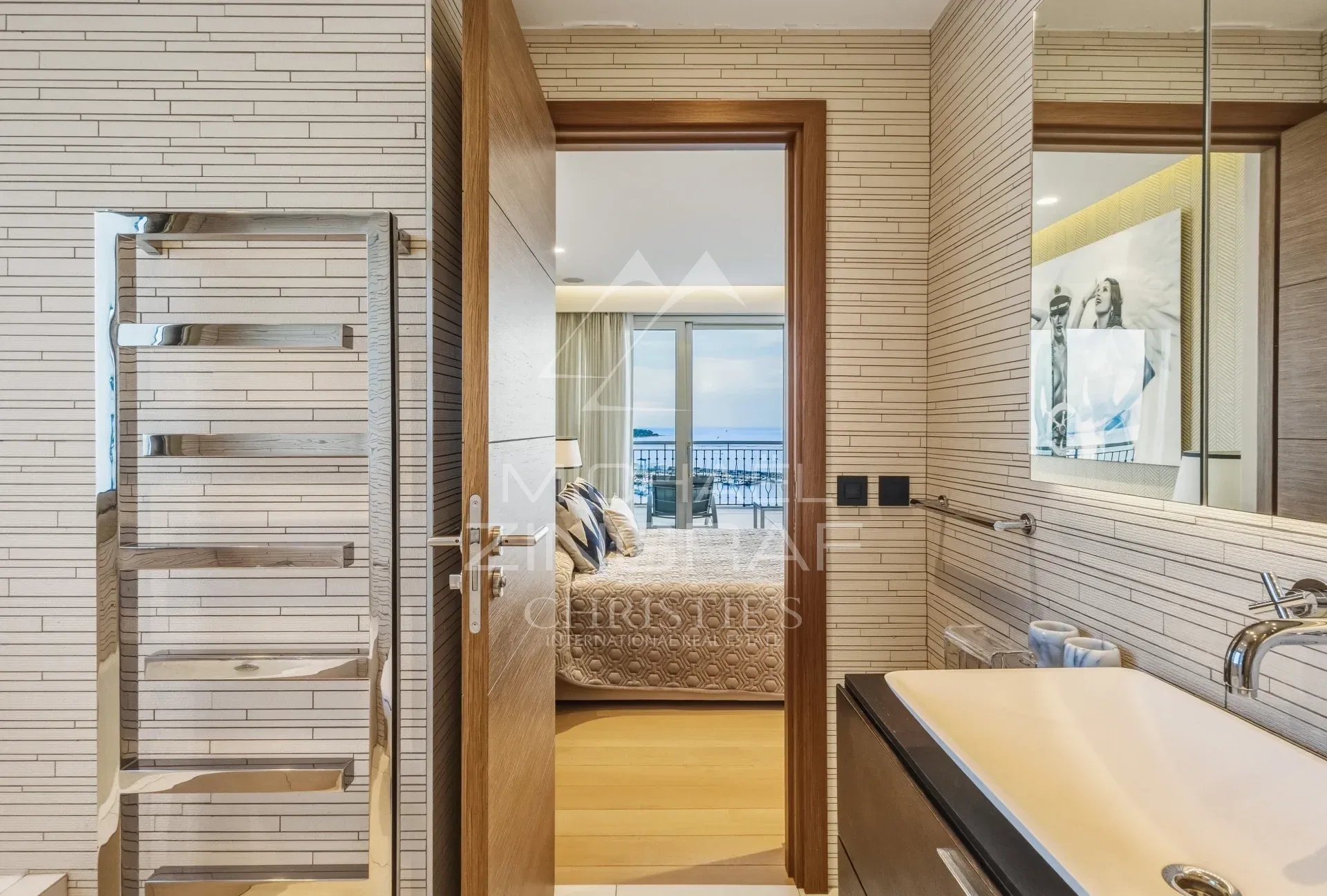 Penthouse à Cannes avec vue mer Salle de bain moderne avec vue sur la mer, ouvrant sur une terrasse à Cannes.