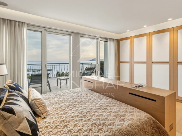 Chambre d'un penthouse à Cannes avec vue sur la mer et accès à une terrasse.