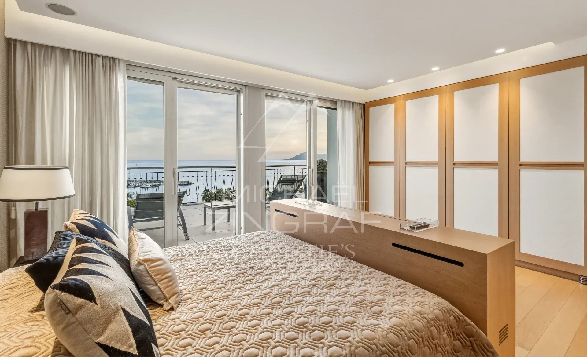 Penthouse à Cannes avec vue panoramique Chambre d'un penthouse à Cannes avec vue sur la mer et accès à une terrasse.