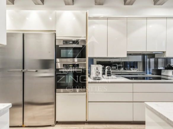 Cuisine moderne et élégante d'un penthouse à Cannes, avec appareils encastrés et finitions contemporaines.
