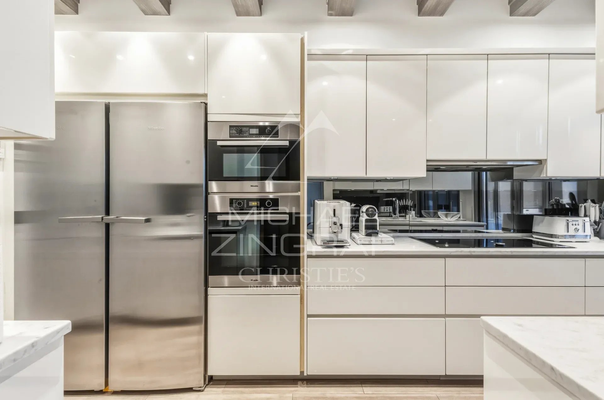 Cuisine d’un penthouse à Cannes Cuisine moderne et élégante d'un penthouse à Cannes, avec appareils encastrés et finitions contemporaines.