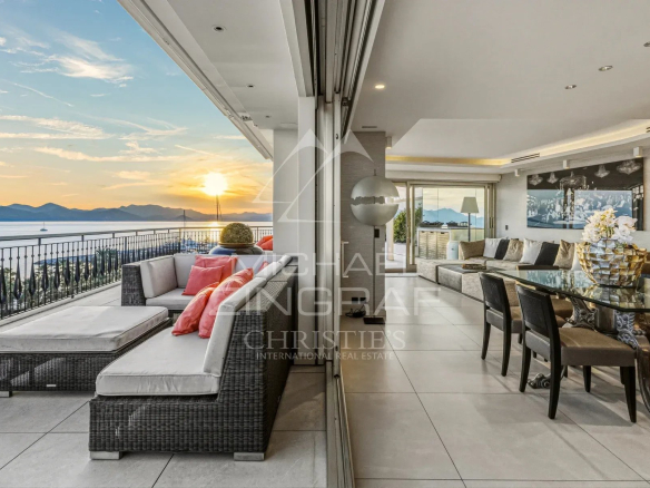 Penthouse moderne avec terrasse à Cannes, vue panoramique sur la mer et les Îles de Lérins.