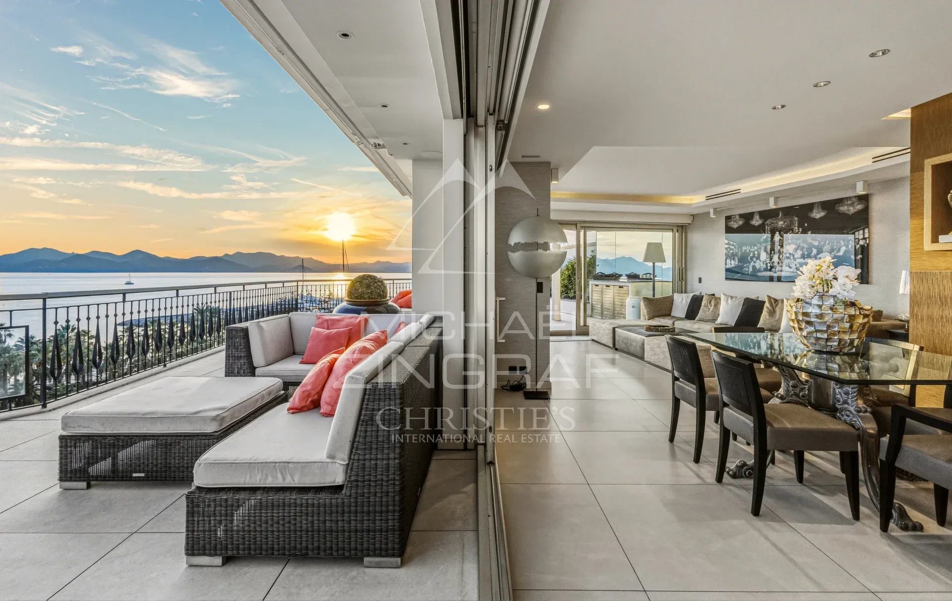 Penthouse avec vue mer à Cannes Penthouse moderne avec terrasse à Cannes, vue panoramique sur la mer et les Îles de Lérins.