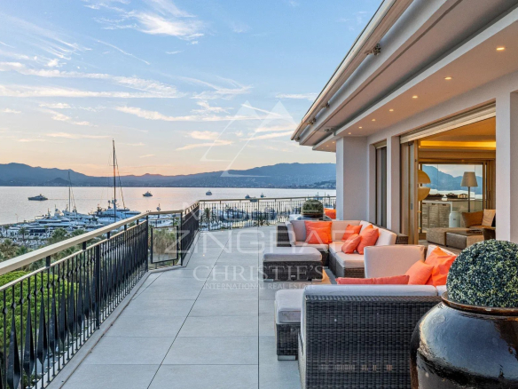 Luxury real estate photo | Charming Properties