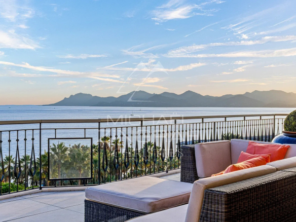Penthouse avec vue mer panoramique sur la Croisette à Cannes, terrasse et mobilier extérieur.