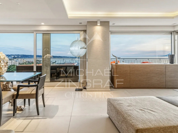 Intérieur d'un penthouse à Cannes avec vue panoramique sur la mer et une terrasse spacieuse.