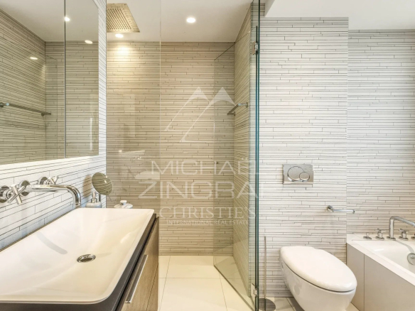 Salle de bain moderne avec douche et lavabo dans un penthouse à Cannes.