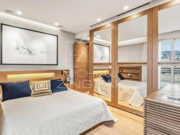 Intérieur d'un penthouse à Cannes avec lit et décoration moderne.