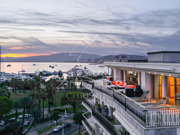 Penthouse avec vue mer panoramique sur la Croisette à Cannes, terrasse et yachts au port.