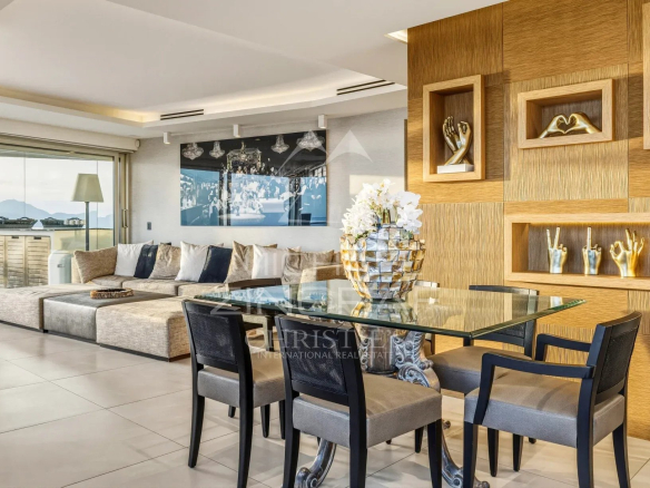 Intérieur d'un penthouse à Cannes avec salon lumineux et salle à manger.