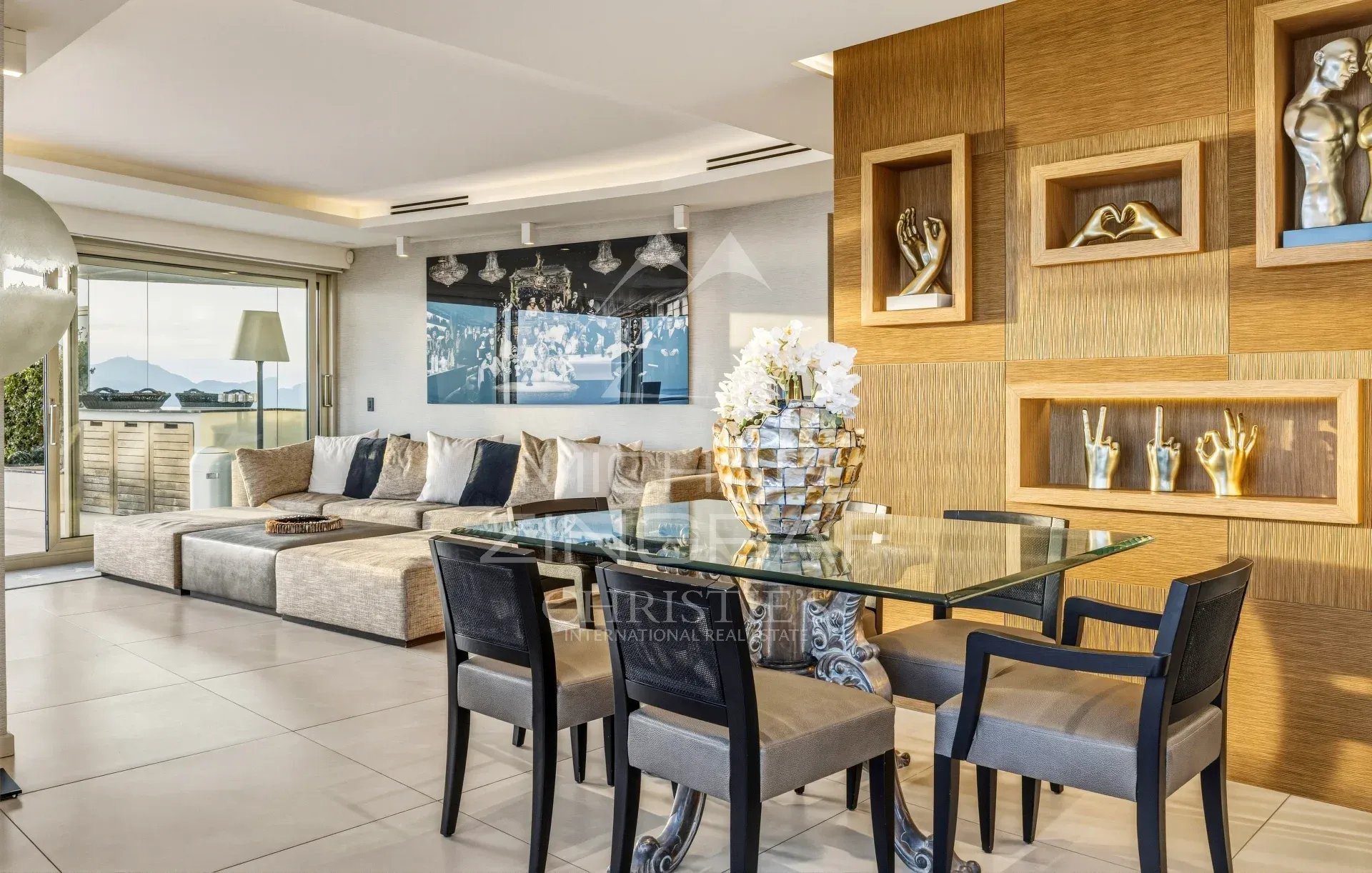 Penthouse à Cannes avec vue mer Intérieur d'un penthouse à Cannes avec salon lumineux et salle à manger.