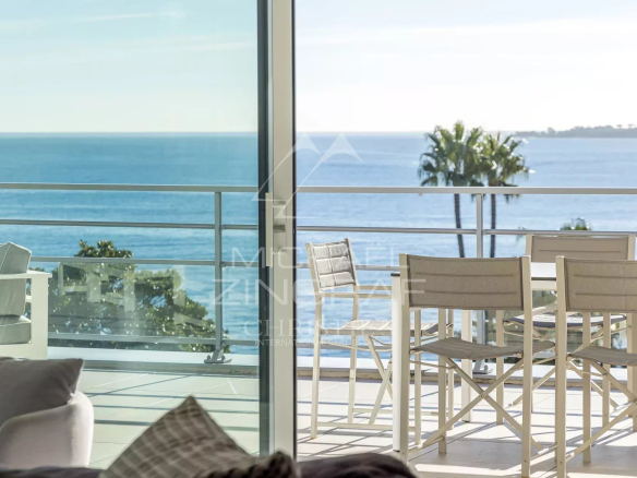 Vue mer depuis une villa sur le toit à Cannes avec mobilier extérieur sur la terrasse.