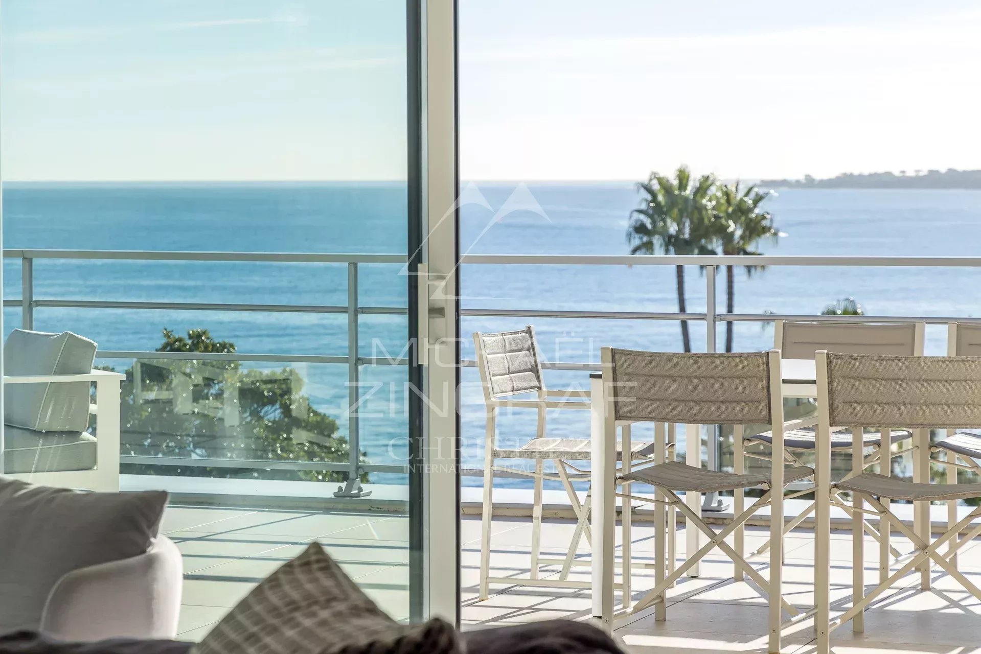 Villa sur le toit à Cannes Vue mer depuis une villa sur le toit à Cannes avec mobilier extérieur sur la terrasse.