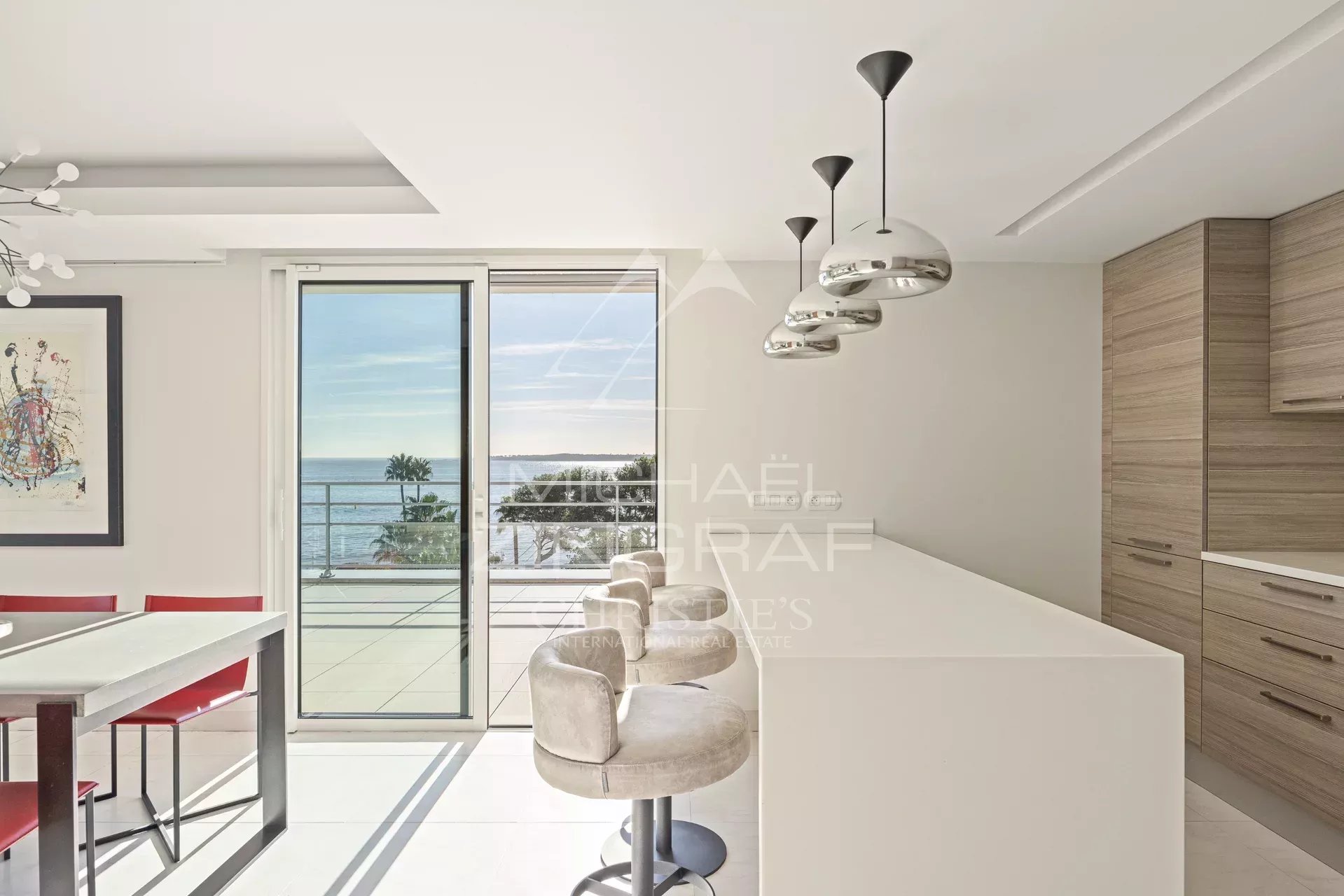 Villa sur le toit à Cannes Intérieur d'une villa sur le toit à Cannes avec vue sur la mer, cuisine moderne et salle à manger.