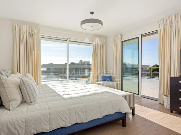 Chambre d'une villa sur le toit à Cannes avec vue sur la mer et accès à une terrasse.