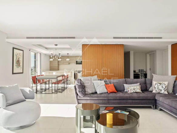 Intérieur d'une villa sur le toit à Cannes, salon moderne avec canapé et table basse.