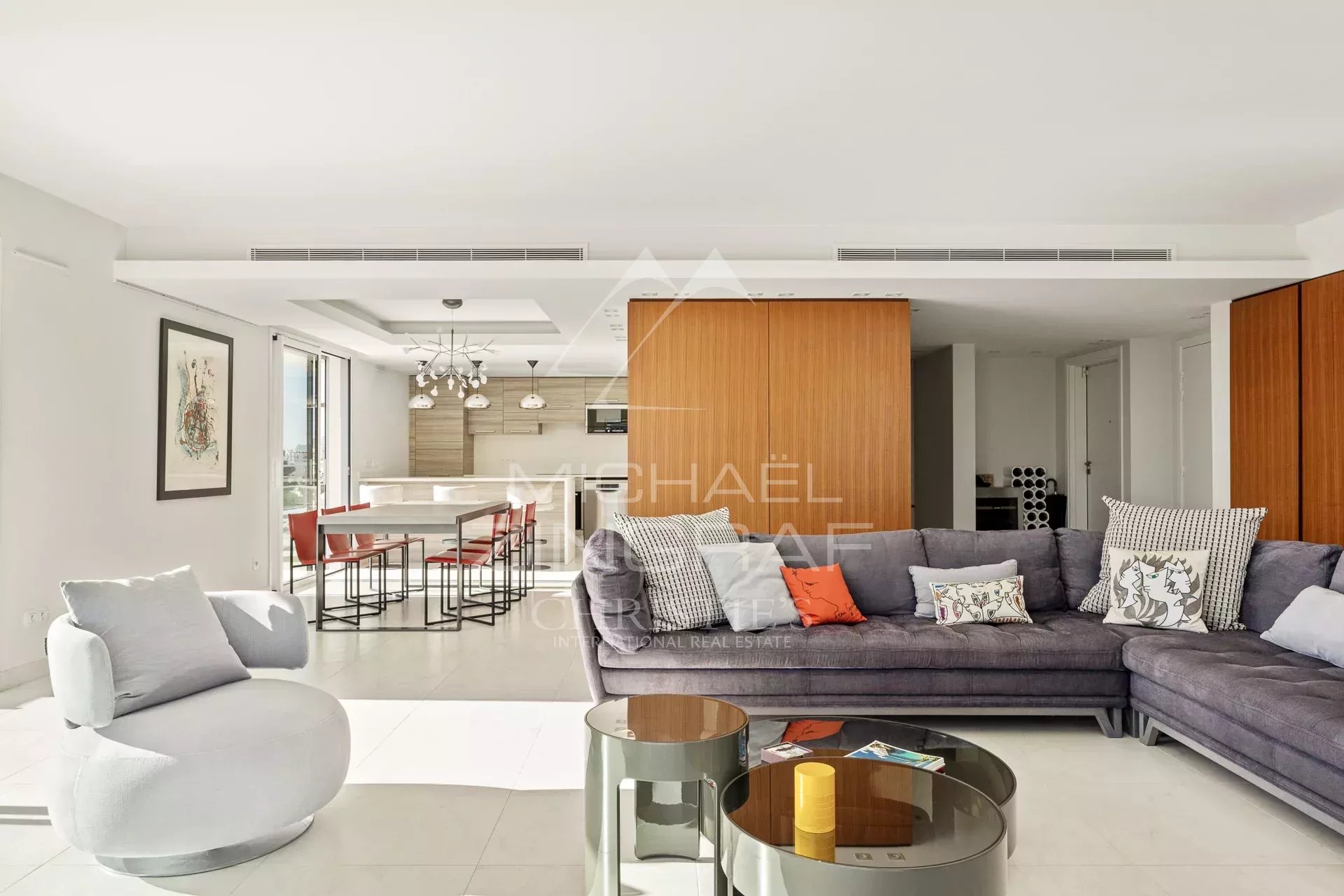 Intérieur moderne d’une villa à Cannes Intérieur d'une villa sur le toit à Cannes, salon moderne avec canapé et table basse.