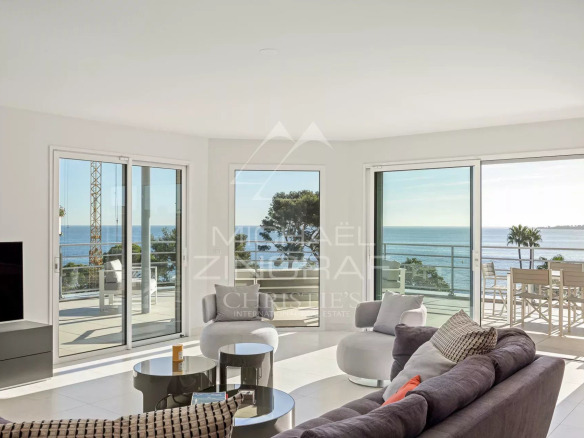 Intérieur d'une villa sur le toit à Cannes avec vue sur la mer, salon lumineux et moderne.