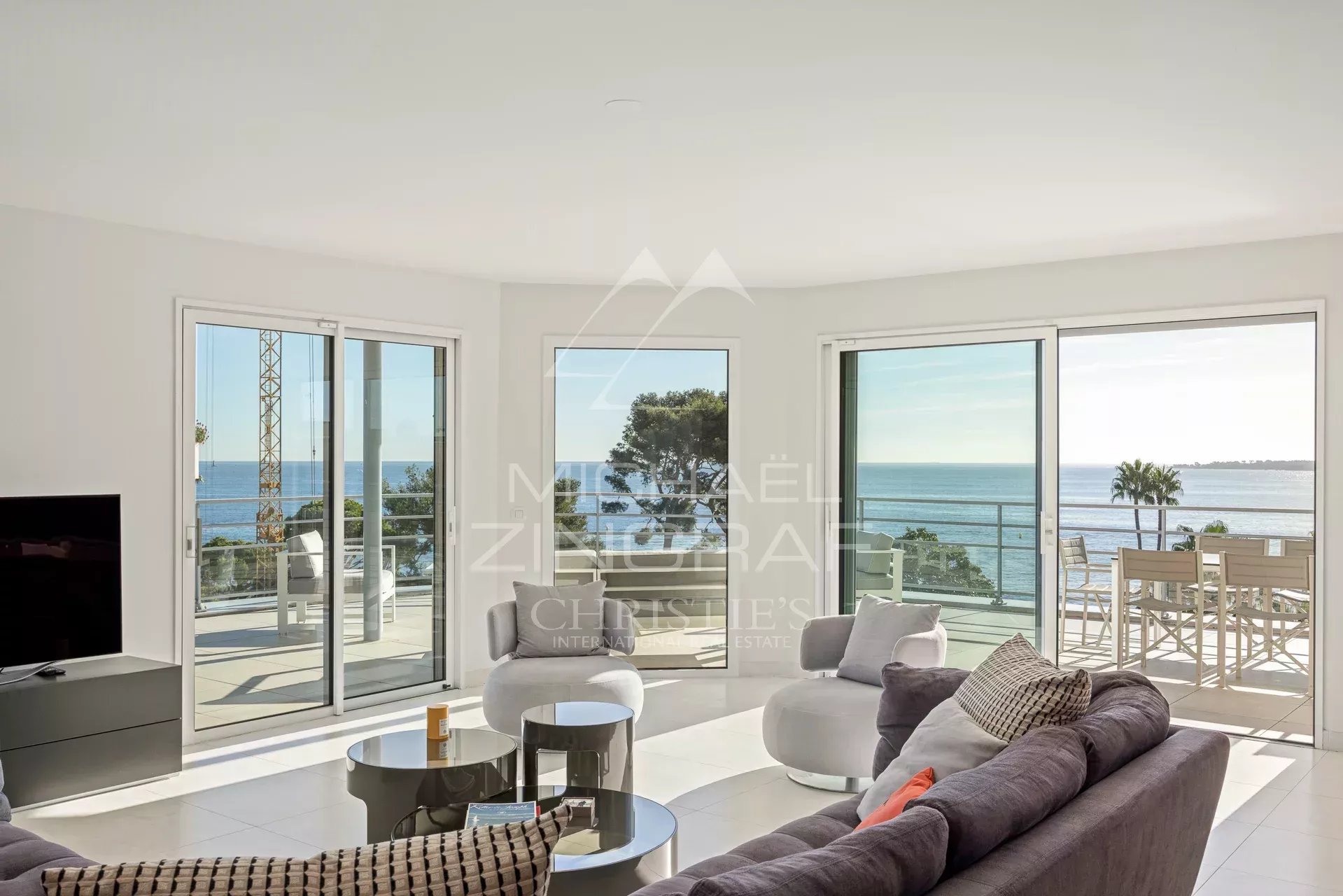 Villa sur le toit à Cannes Intérieur d'une villa sur le toit à Cannes avec vue sur la mer, salon lumineux et moderne.