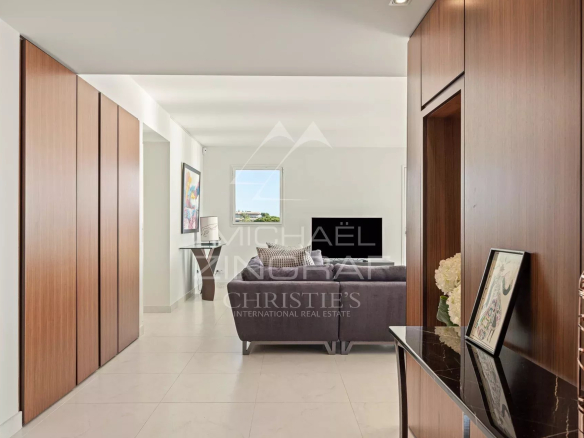 Intérieur d'une villa sur le toit à Cannes, avec un hall d'entrée moderne et un salon élégant.