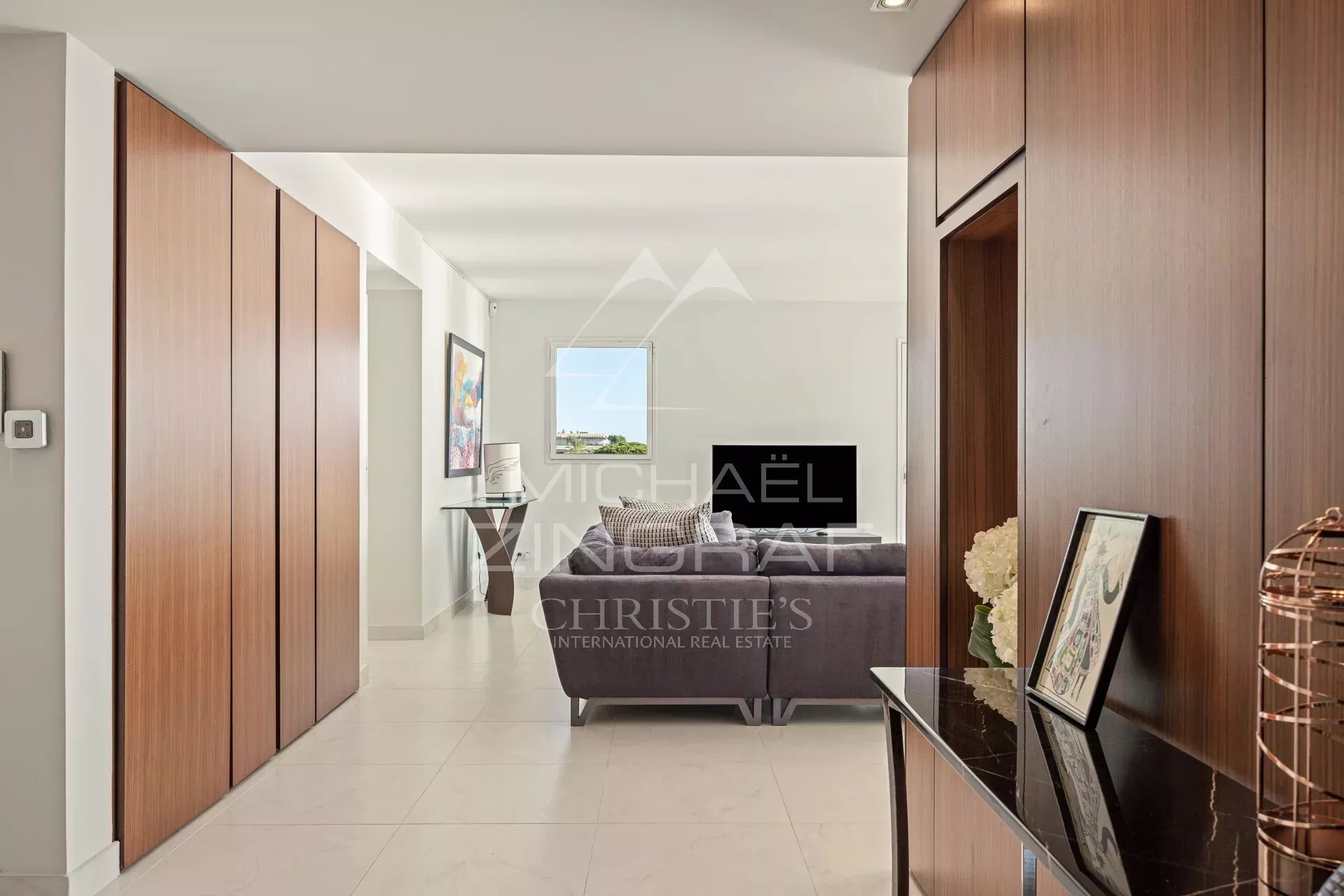 Intérieur d’une villa à Cannes Intérieur d'une villa sur le toit à Cannes, avec un hall d'entrée moderne et un salon élégant.