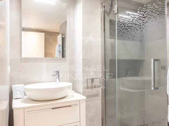 Salle de bain moderne avec douche et lavabo dans une villa sur le toit à Cannes.