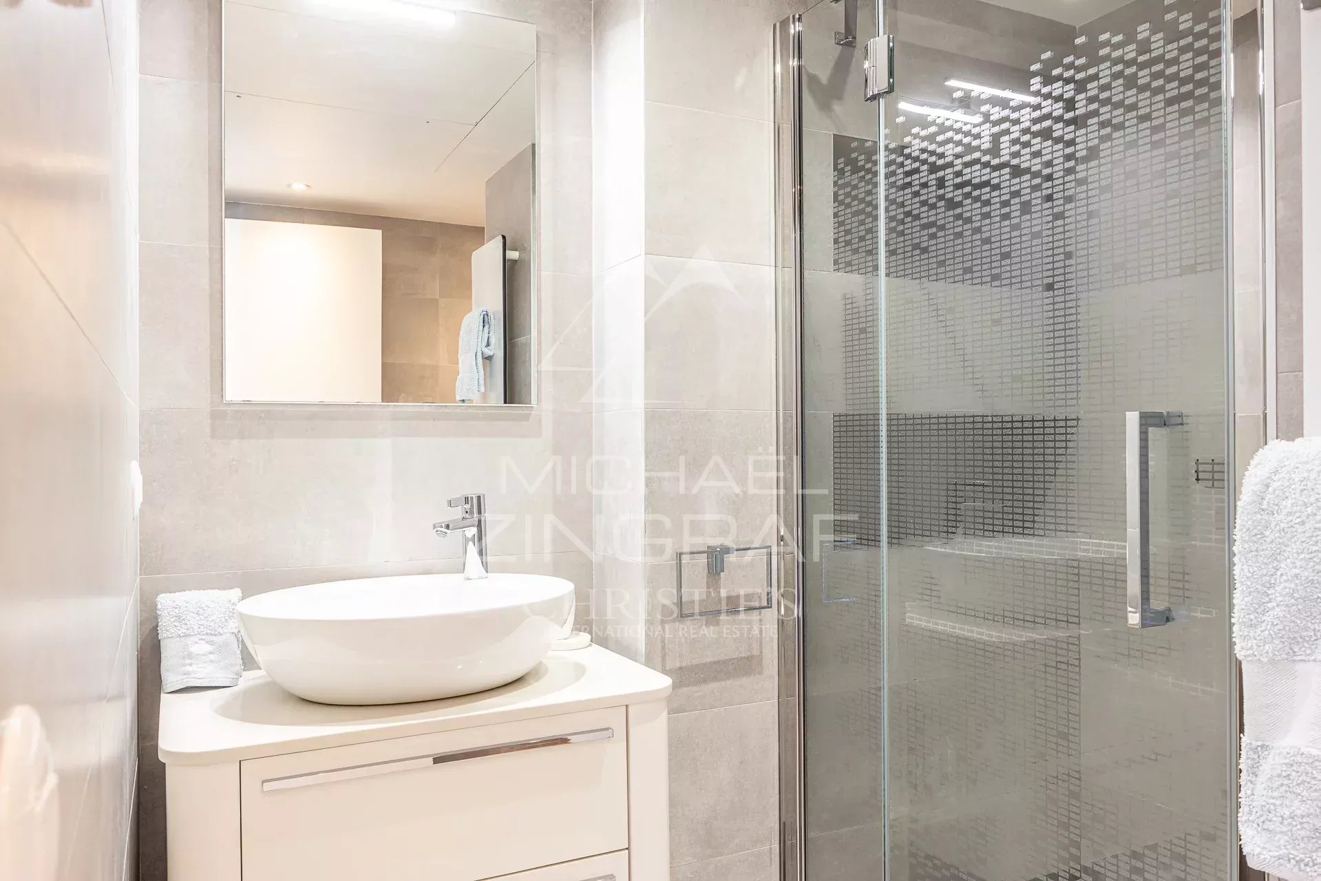 Salle de bain contemporaine Salle de bain moderne avec douche et lavabo dans une villa sur le toit à Cannes.