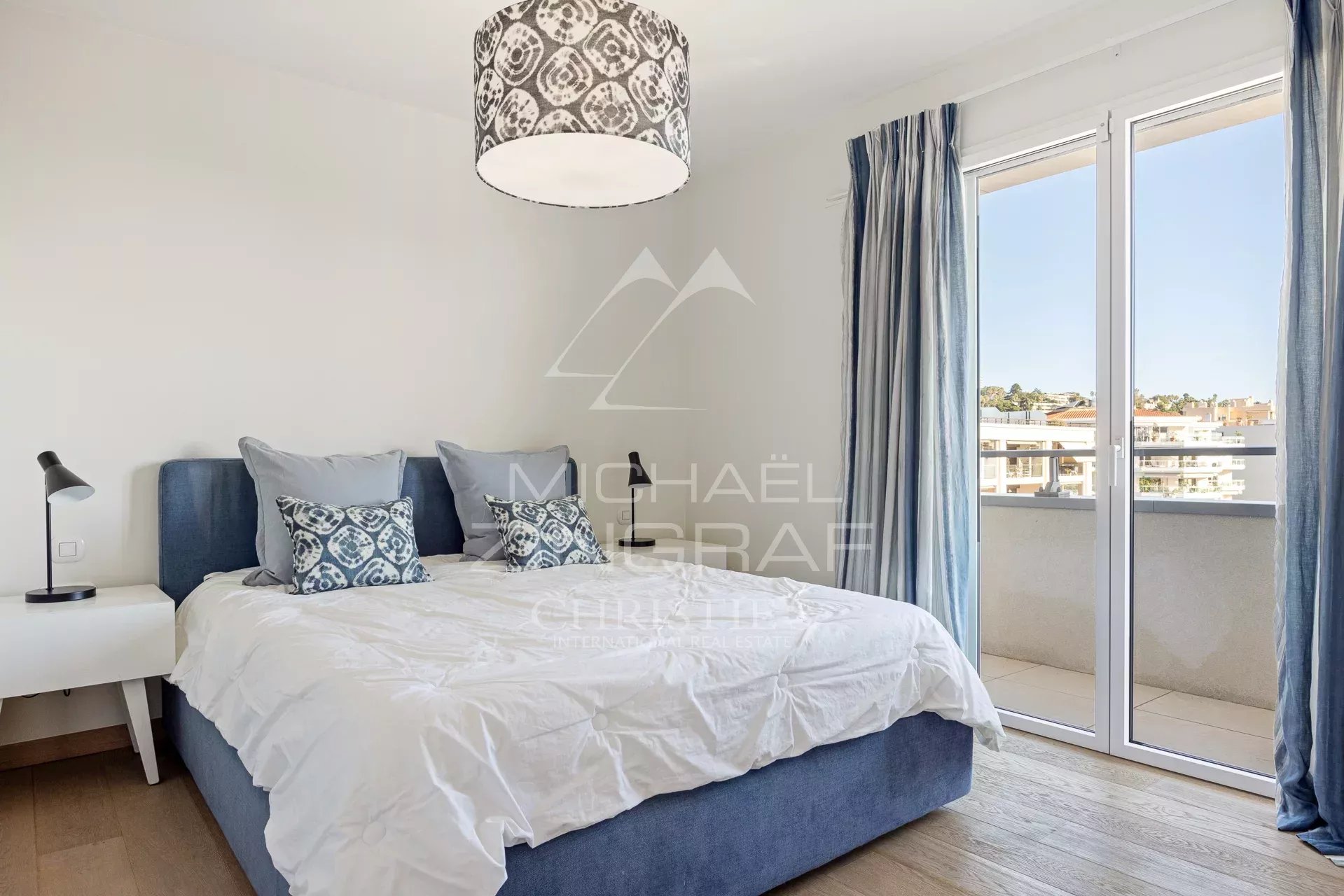 Chambre de villa sur le toit à Cannes Chambre d'une villa sur le toit à Cannes avec lit double et accès à un balcon.