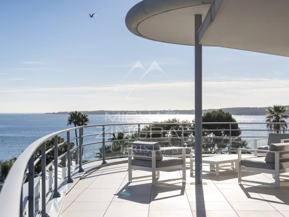 Terrasse d'une villa sur le toit avec vue sur la mer à Cannes, secteur Palm Beach.