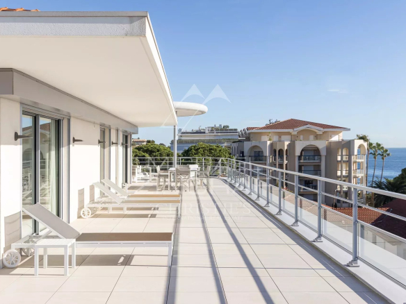 Terrasse d'une villa sur le toit à Cannes avec vue sur la mer.