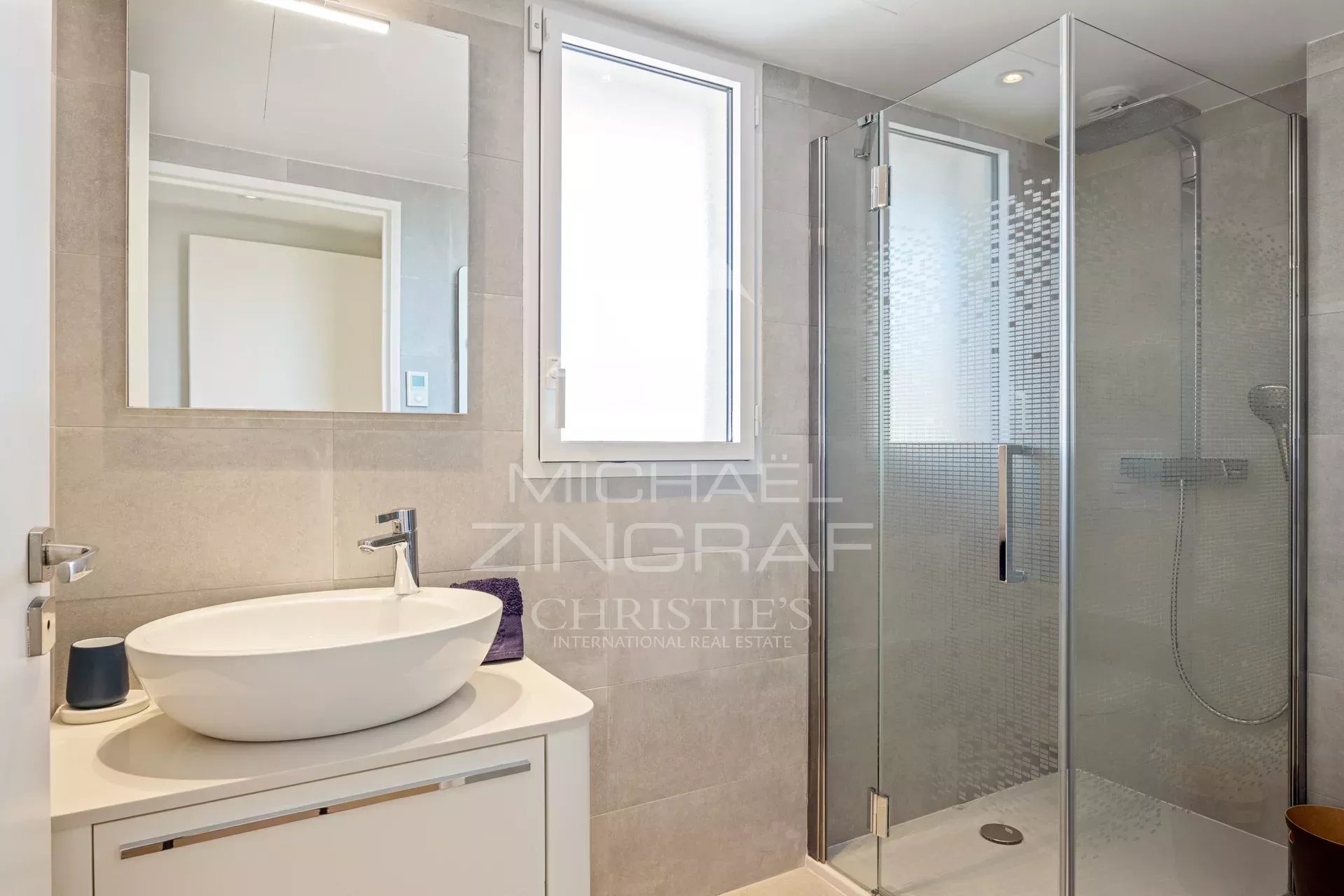 Salle de bain contemporaine à Cannes Salle de bain moderne avec douche et lavabo dans une villa sur le toit à Cannes.
