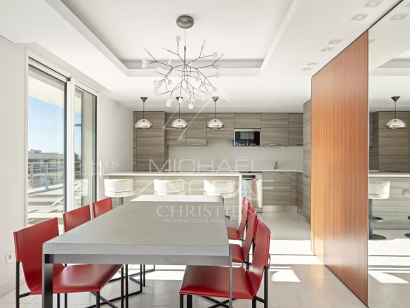 Intérieur d'une villa sur le toit à Cannes, avec une salle à manger moderne et une cuisine ouverte.