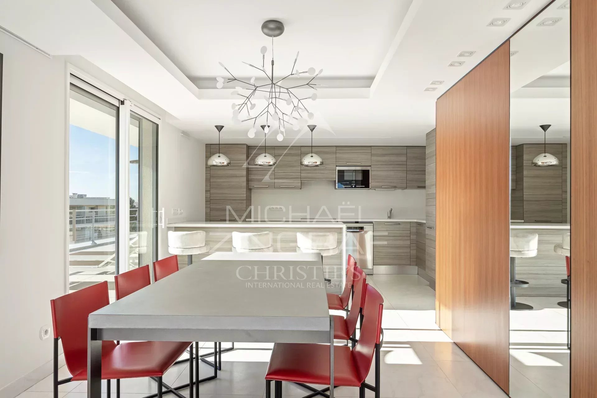 Villa sur le toit à Cannes Intérieur d'une villa sur le toit à Cannes, avec une salle à manger moderne et une cuisine ouverte.