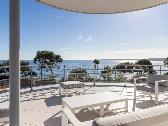 Terrasse d'une villa sur le toit avec vue sur la mer à Cannes, mobilier moderne.