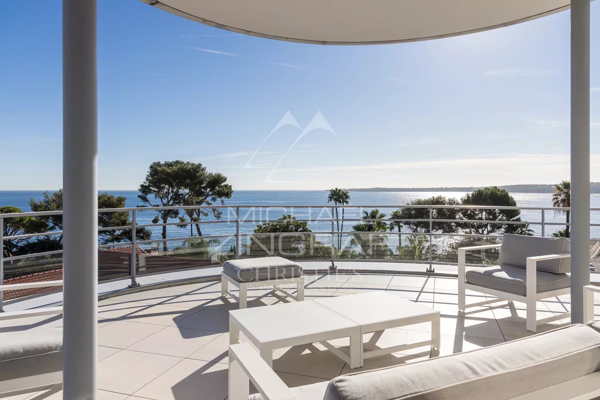 Villa sur le toit à Palm Beach, Cannes Terrasse d'une villa sur le toit avec vue sur la mer à Cannes, mobilier moderne.