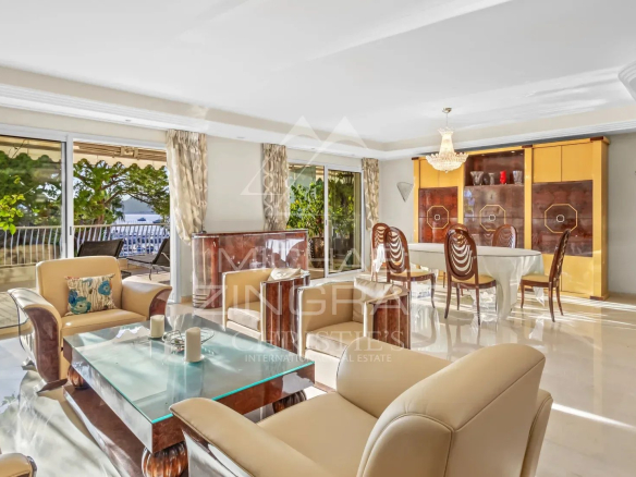 Salon spacieux d'un appartement à Cannes avec vue sur la mer et mobilier moderne.
