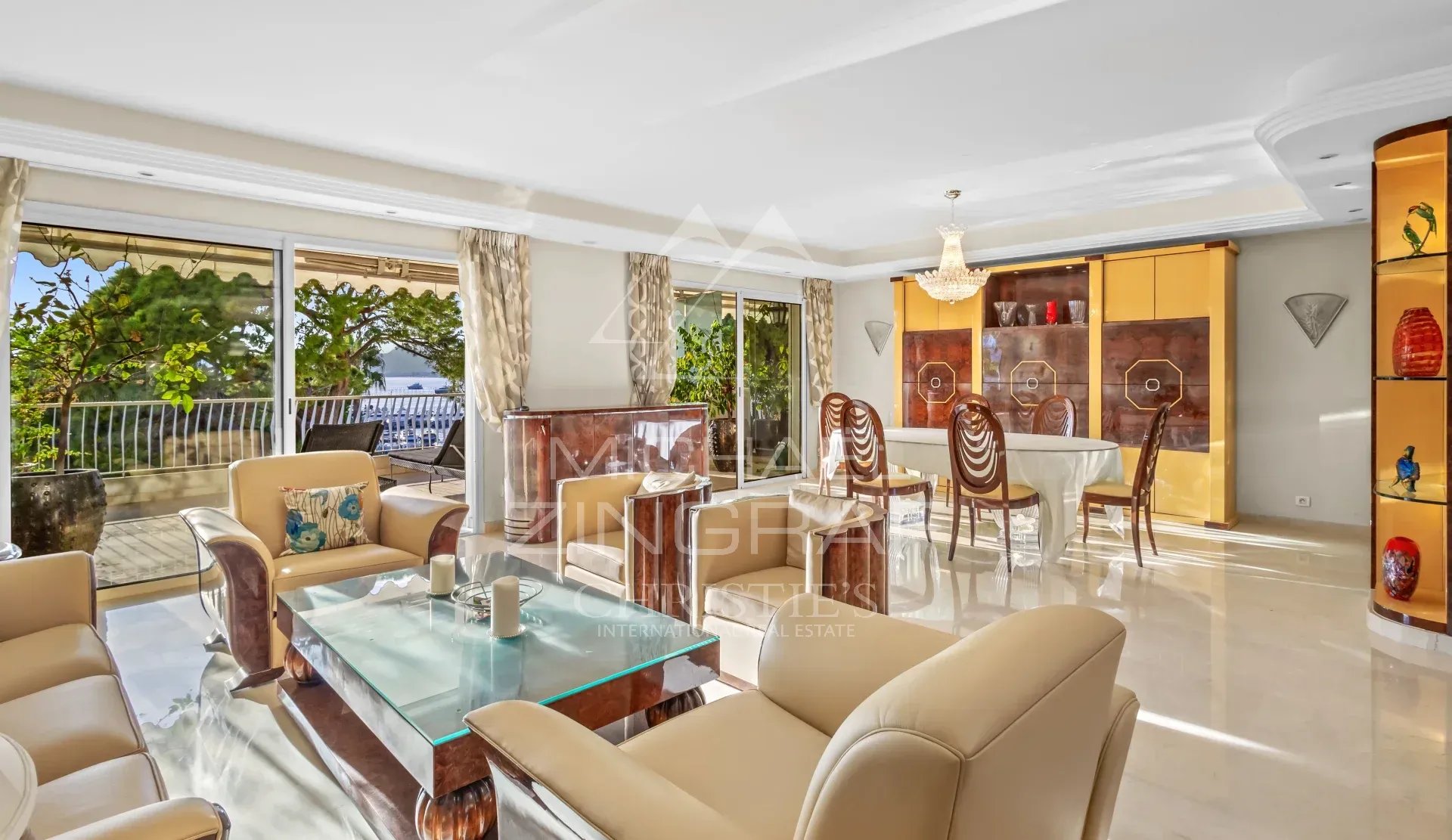 Appartement à Cannes avec vue sur la mer Salon spacieux d'un appartement à Cannes avec vue sur la mer et mobilier moderne.