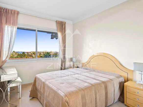 Chambre d'un appartement à Cannes avec vue sur la mer et mobilier moderne.