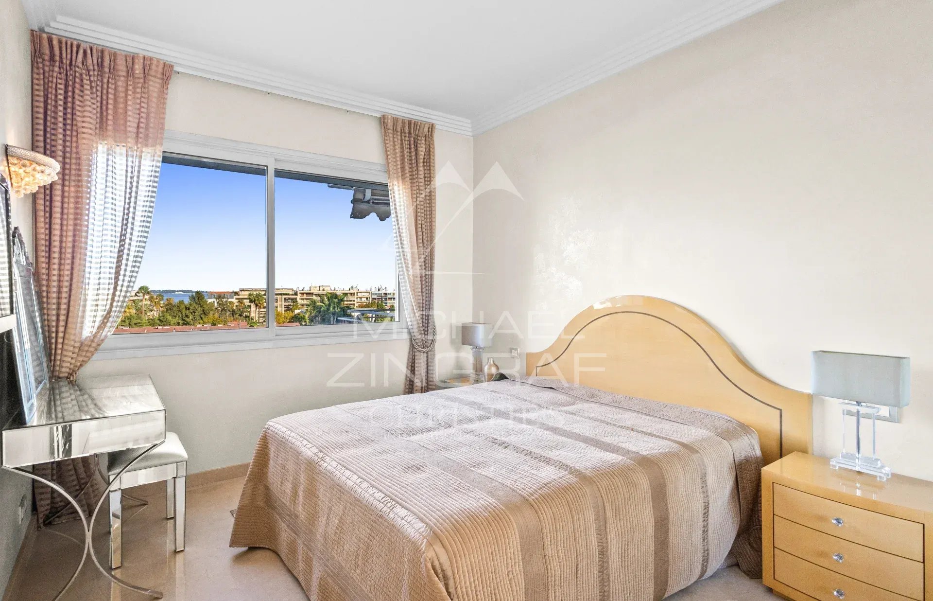 Chambre d’appartement à Cannes Chambre d'un appartement à Cannes avec vue sur la mer et mobilier moderne.