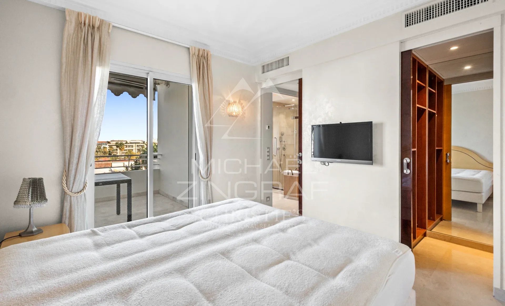 Chambre d’appartement à Cannes Chambre d'un appartement à Cannes avec lit et accès à un balcon.