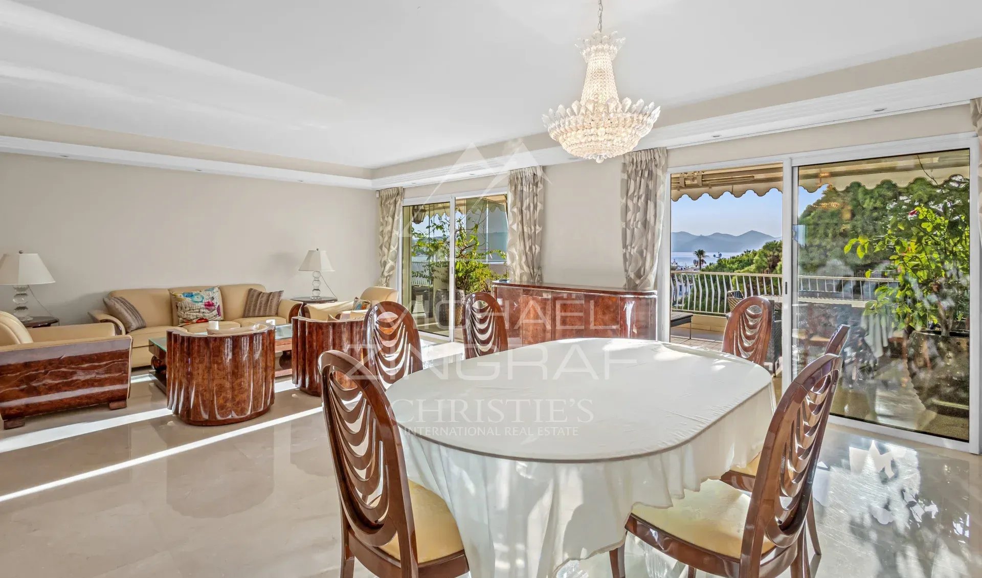 Appartement de luxe à Cannes Intérieur d'un appartement de luxe à Cannes avec salle à manger et vue sur la mer.