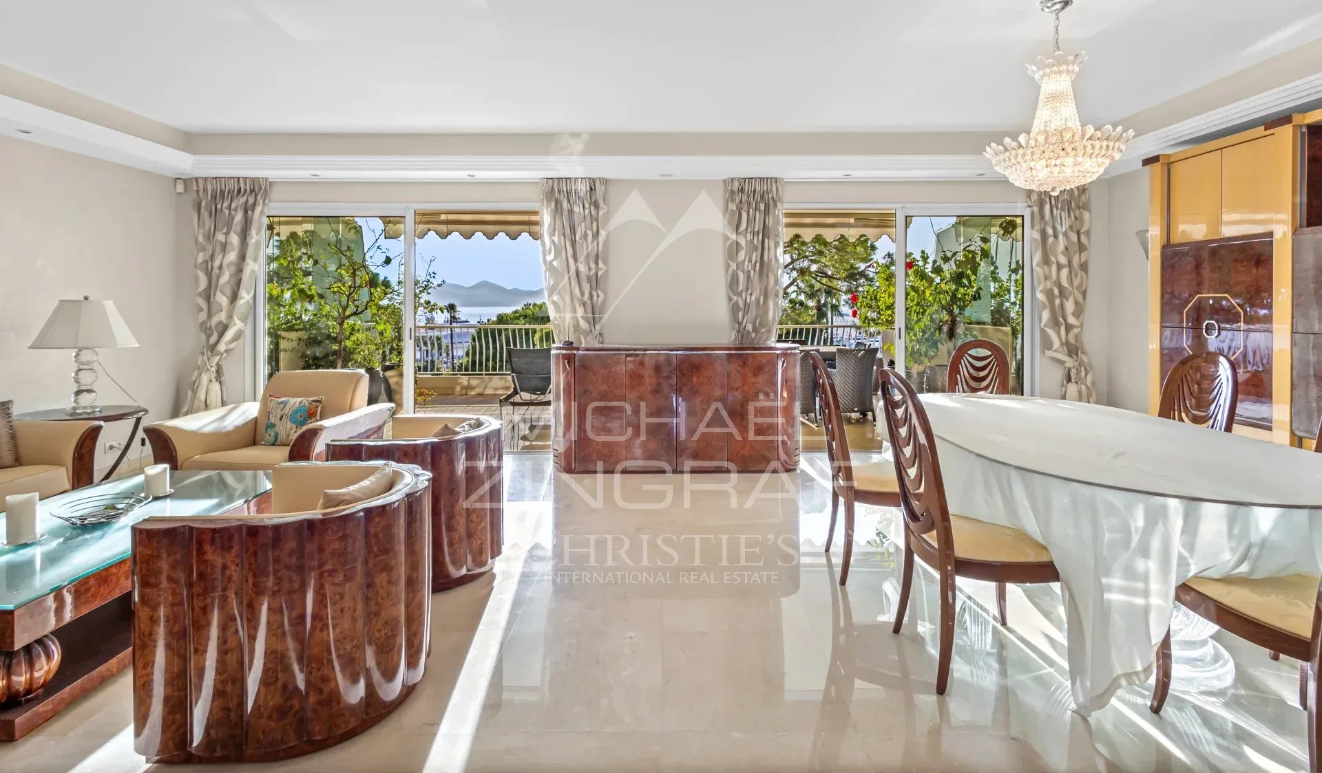 Appartement de luxe à Cannes Intérieur d'un appartement de luxe à Cannes avec vue sur la mer, salon et salle à manger.