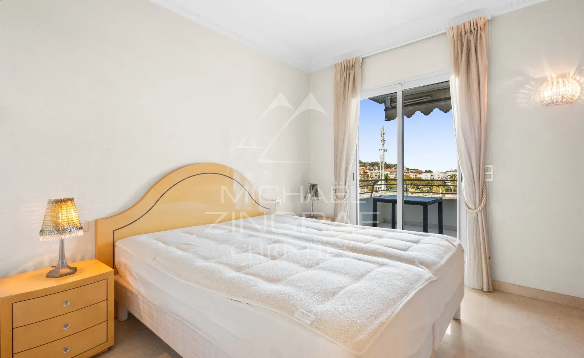 Chambre d’appartement à Cannes Chambre d'un appartement à Cannes avec lit et accès à un balcon.