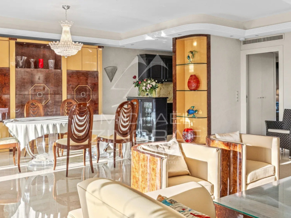 Intérieur d'un appartement de luxe à Cannes avec mobilier élégant et vue sur la mer.