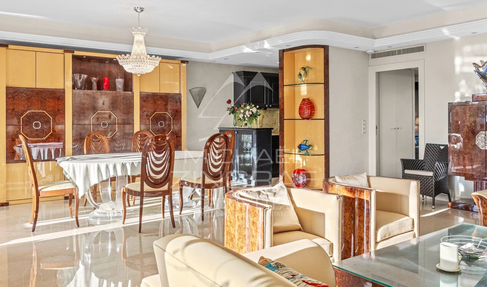 Appartement de luxe à Cannes Intérieur d'un appartement de luxe à Cannes avec mobilier élégant et vue sur la mer.
