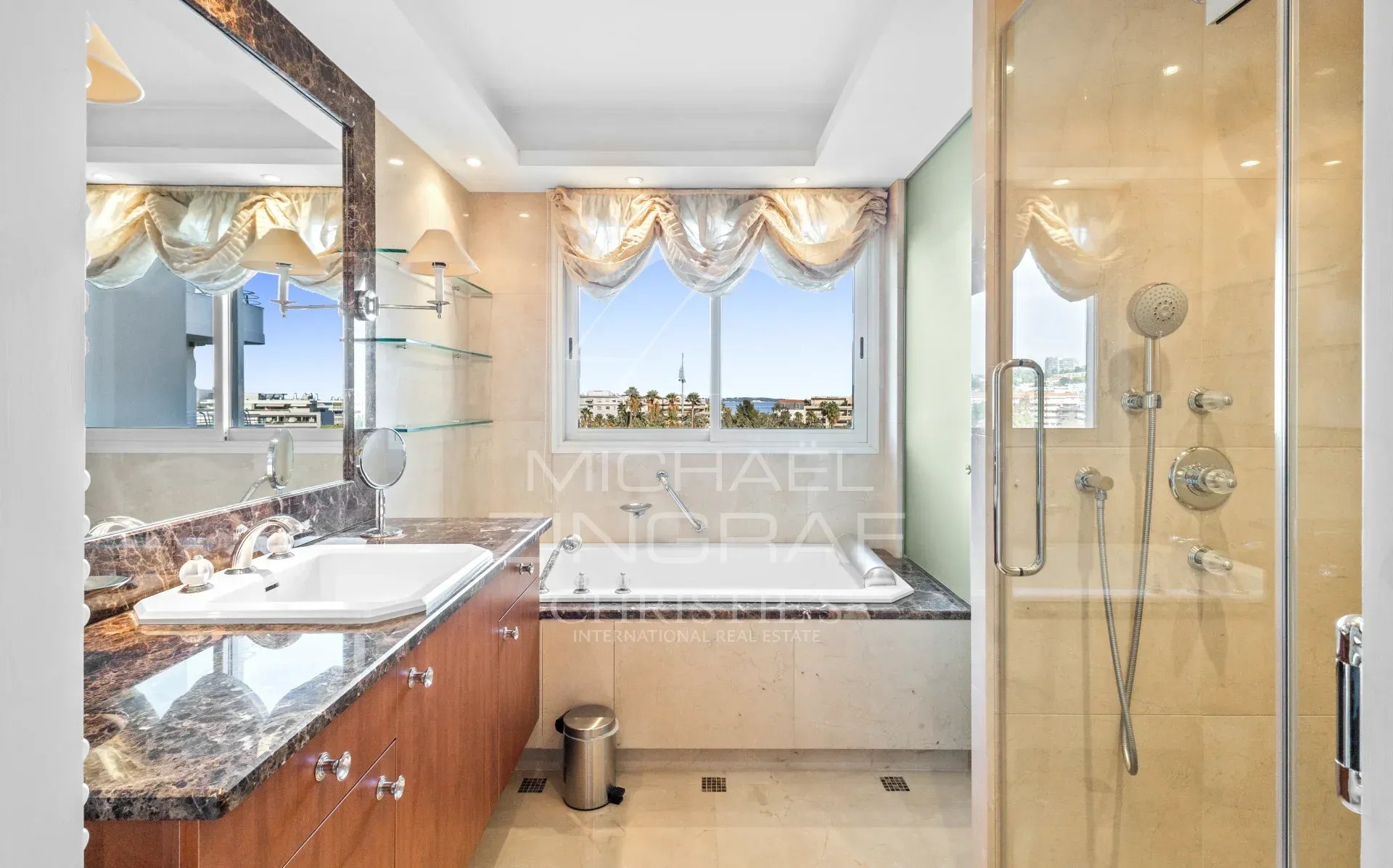 Salle de bain d’un appartement à Cannes Salle de bain moderne avec baignoire et douche, vue sur la mer à Cannes.