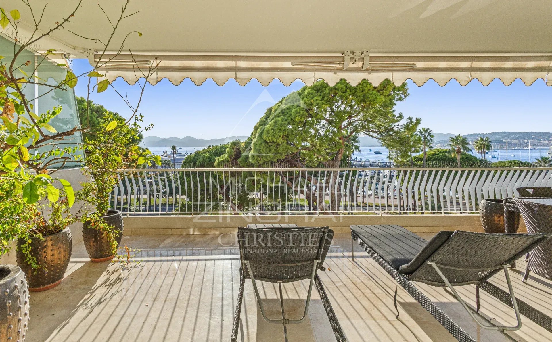 Terrasse avec vue sur la mer à Cannes Terrasse d'un appartement à Cannes avec vue sur la mer et des chaises longues.