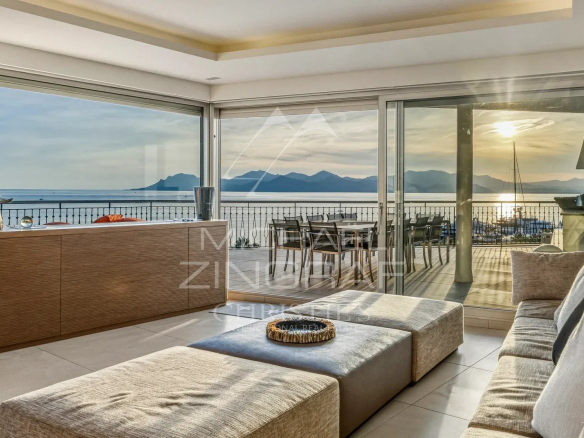Intérieur d'un penthouse à Cannes avec vue sur la mer et les montagnes.