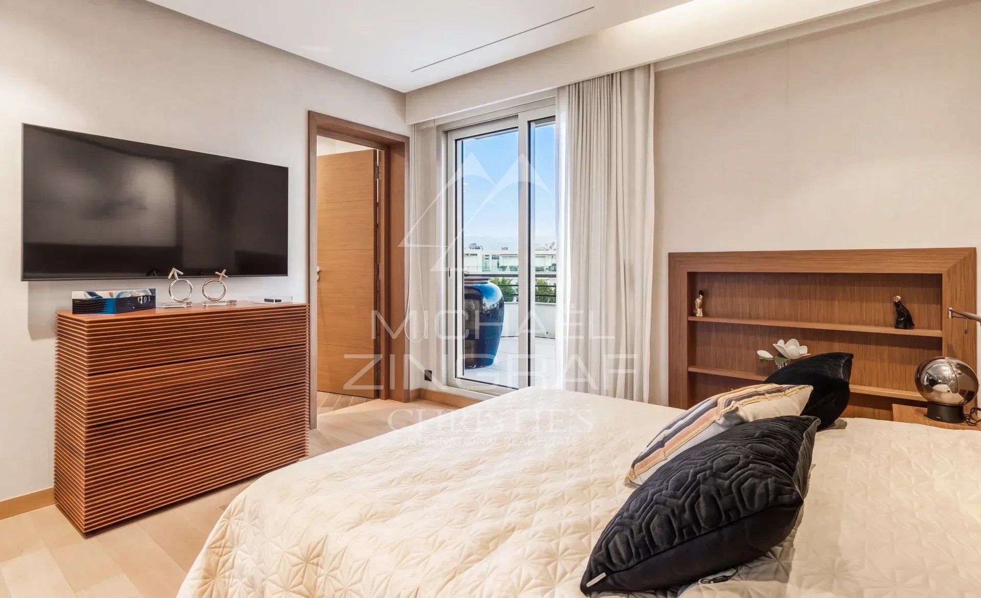 Chambre de penthouse à Cannes Chambre d'un penthouse à Cannes avec vue sur la mer.