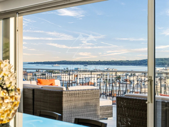 Vue panoramique depuis un penthouse à Cannes, avec terrasse et mobilier extérieur.
